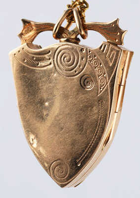 Медальон с бриллиантами и цепью из золота 56 пробы общим весом 19,83 грамма